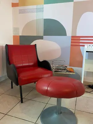 a red chair and a red stool in a room at Inspiration maison entière avec jardin in Pernes-les-Fontaines