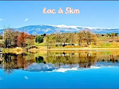 a view of a lake with mountains in the background at Là où le Ciel est né Beau mas pierres et contemporain sur grande propriété vue Mont Ventoux dentelles de Montmirail in Blauvac