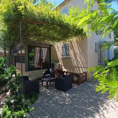 Maison provençale avec piscine partagée