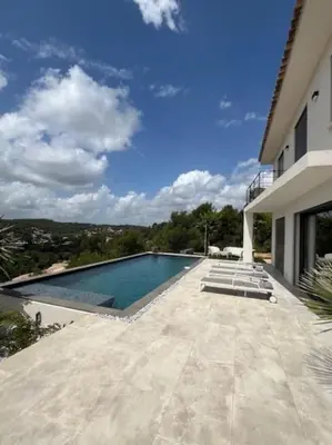 a swimming pool on the side of a house at Belle contemporaine avec piscine proche d'Aix en Provence in Rognes