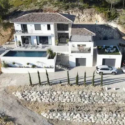 Belle contemporaine avec piscine proche d'Aix en Provence