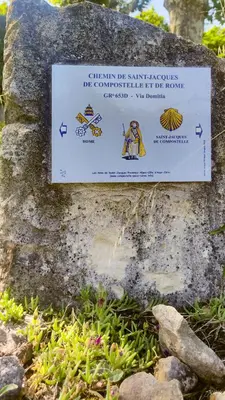 a sign on the side of a rock at Studio dans le Luberon in Céreste
