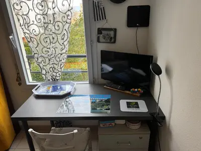 a desk with a television and a window at Chambre chez habitant résidence piscine in Carpentras