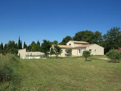 a house in a field with a yard at Maison face au Luberon avec piscine privée - 3 Chambres in Cabrières-dʼAvignon
