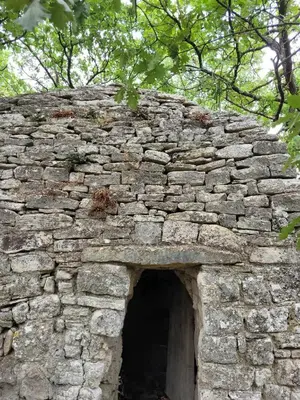 a stone wall with an opening in it at Borie en Provence in Velleron