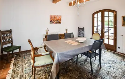 a dining room with a table and chairs at Amazing Home In Beaumont-De-Pertuis in Beaumont-de-Pertuis