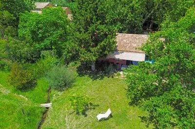 an overhead view of a house in a field of grass at Mas de l'Aube in Mouriès