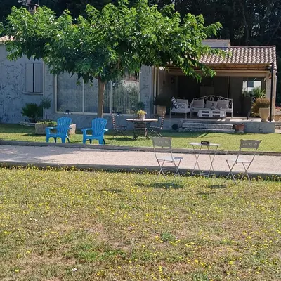 a group of chairs and tables in a yard at Maison au coeur du Lubéron in Maubec