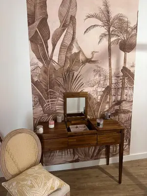 a dressing table with a mirror and a chair at Bel appartement en plein cœur de Carpentras in Carpentras