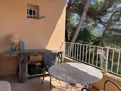 a table and a chair on a balcony with a table and a table at Casa Lub in Apt