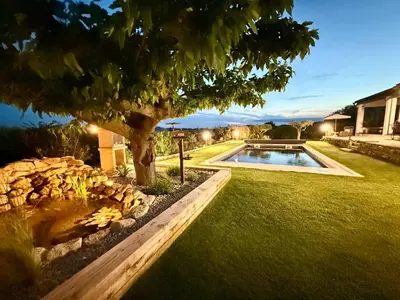 a backyard with a swimming pool and a tree at Une nuit en Luberon et SPA in Puyvert
