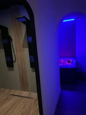 a purple room with a tub with a purple light at Maison avec piscine et jacuzzi proche de la rivière idéale pour un séjour détente in Le Thor