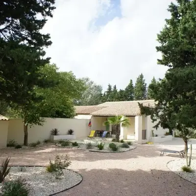 Maison avec piscine et jacuzzi proche de la rivière idéale pour un séjour détente