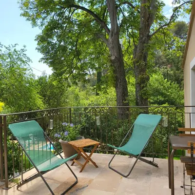 a small pond in a garden next to a staircase at Villa Hélène in Aix-en-Provence