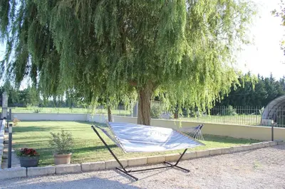a hammock under a tree in a yard at Mas Aubert in Eyragues