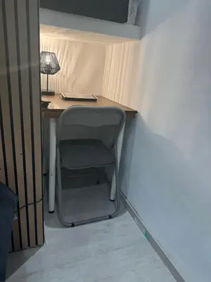 a desk with a chair and a lamp in a room at La maison vauclusienne in Carpentras