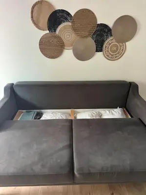 a bed with some hats on a wall at Appartement T2 Cosy centre-ville in Pernes-les-Fontaines