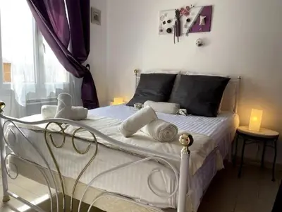 a white bed in a room with a window at Le petit paradis au cœur du Luberon in Saint-Saturnin-les-Apt