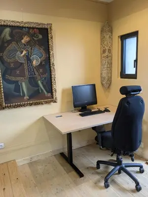 an office with a desk with a computer and a chair at Charme, vue et piscine naturelle in Vedène