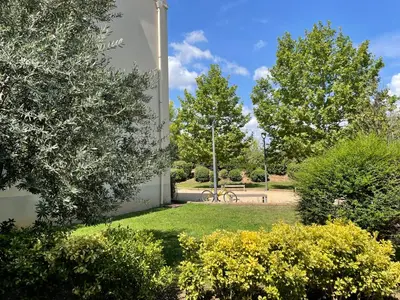 a view of a park with trees and a monument at Joli appartement sur Aix-en-Provence in Aix-en-Provence