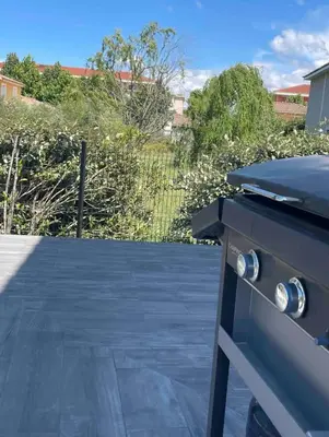 a grill sitting on top of a patio at Chaleureuse maison in Cavaillon