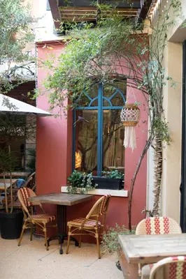 a table and chairs in front of a building at La Maison Clémenceau in Salon-de-Provence