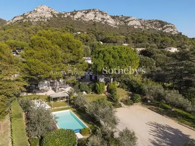 an aerial view of a house with a swimming pool at Domaine entier au havre de paix 4 chambres in Vauvenargues