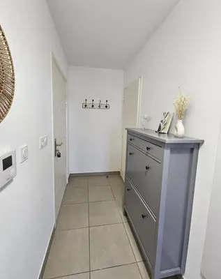 a hallway with a dresser in a room at Au petit coeur de l'isle in LʼIsle-sur-la-Sorgue