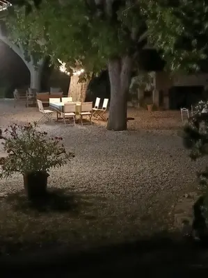 a park with a table and chairs under a tree at Le Bastidon, Aix en Pce proche centre, climatisé, 4 chambres in Aix-en-Provence