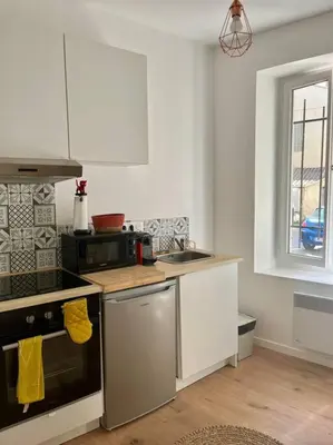 a bathroom with a sink and a mirror at Appartement hyper centre climatisé in Salon-de-Provence