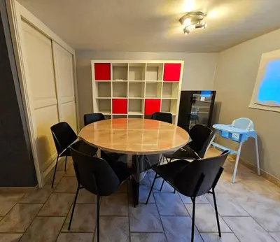 a dining room with a table and chairs at Paradise Corner in LʼIsle-sur-la-Sorgue