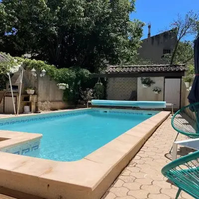 Grand studio avec piscine au coeur du village