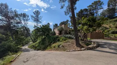 a house on the side of a road at Studio climatisé - Terrasse, Plancha, Fibre in Aix-en-Provence