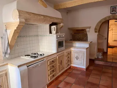 a kitchen with a stove and a microwave at Maison de ville avec rooftop vue sur le Ventoux in Monteux
