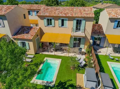 an aerial view of a house with a swimming pool at Villa Mathilde, un meublé de tourisme 3 étoiles au cœur de Goult in Goult