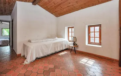 a bedroom with a bed and a window at Stunning Home In Vacheres in Vachères