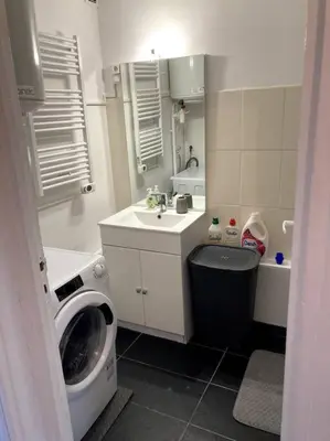 a bathroom with a washing machine and a washer at Appartement entier au RDC in Salon-de-Provence