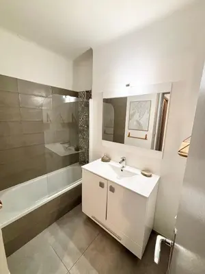 a white bathroom with a sink and a bath tub at Magnifique T2 avec Terrasse in Aix-en-Provence