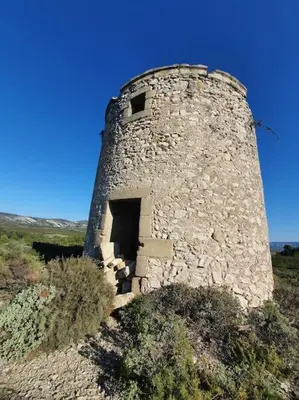 an old stone tower on top of a hill at Havre de paix au bord des Alpilles in Eyguières