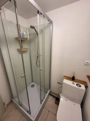a bathroom with a glass shower and a toilet at Havre de paix au bord des Alpilles in Eyguières