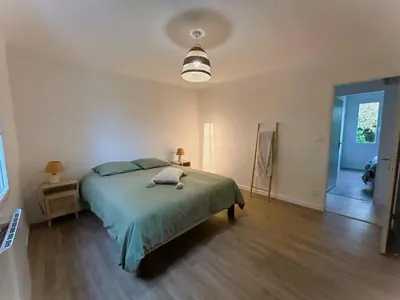a bedroom with a green bed and a light at Villa la Farigoule in Carpentras