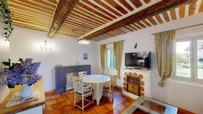 a living room with a table and a tv at Lei Meissoun in Mallemort