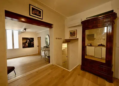 an empty living room with a large wooden door at Suite dans maison d'artiste in LʼIsle-sur-la-Sorgue