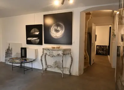 a room with a table and a picture on the wall at Suite dans maison d'artiste in LʼIsle-sur-la-Sorgue