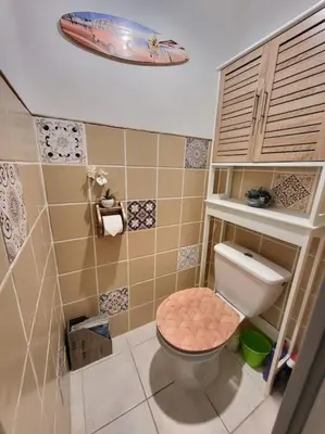a small bathroom with a toilet and a sink at Le temps d'un instant in Salon-de-Provence