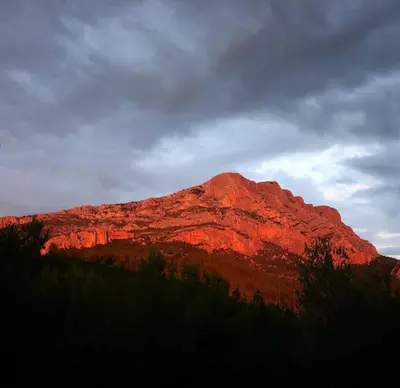 a mountain with the sun shining on it at Appartement Vieille ville 55 m2 avec Terrasse 16m2 et 2chambres Vraie Climatisation in Aix-en-Provence
