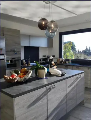 a kitchen with a counter with a bowl of fruit on it at Villa aloha in Saint-Rémy-de-Provence