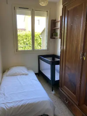 a small bedroom with a bed and a window at Villa 10 mins a pieds du centre de L Isle sur la Sorgue in LʼIsle-sur-la-Sorgue