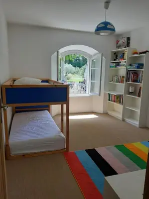 a bedroom with a bunk bed and a window at Beau mas en campagne de l'Isle sur la Sorgue in LʼIsle-sur-la-Sorgue