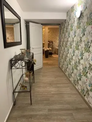 a hallway leading to a room with a hallwayngth at Un havre de paix au coeur de la Provence in Châteaurenard